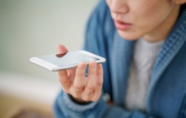 シャドーイングしている女性