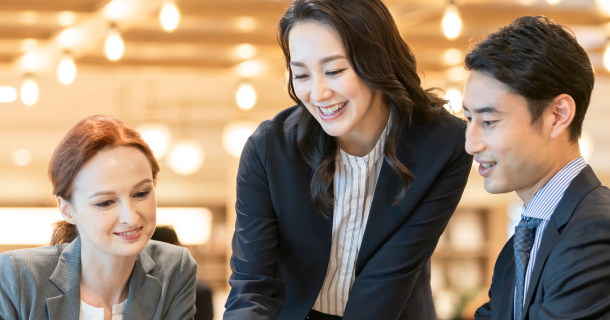 仕事で英語を使う場面のイメージ