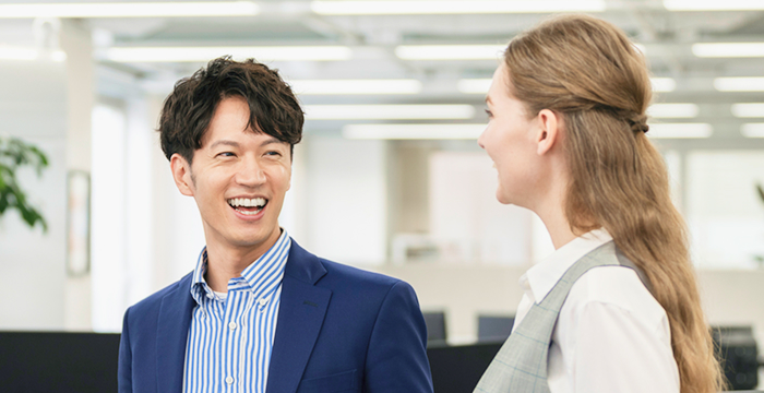 円滑にコミュニケーションをとるビジネスシーンのイメージ